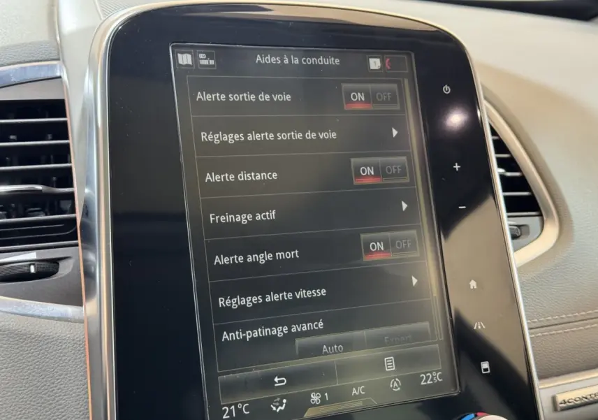 Écran tactile central du tableau de bord du Renault Espace gris foncé, affichant les aides à la conduite activées.