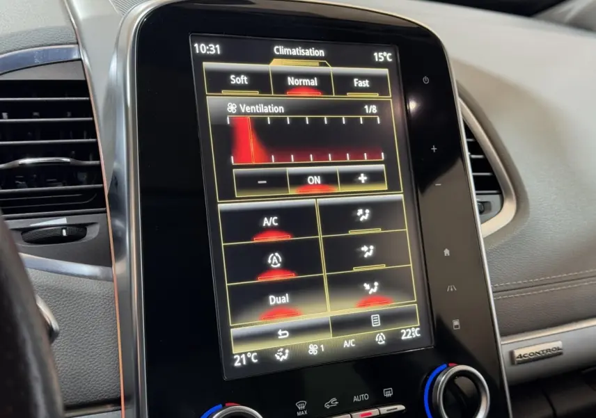 Gros plan sur l'écran tactile central de climatisation du Renault Espace gris foncé, affichant les réglages de ventilation et température.