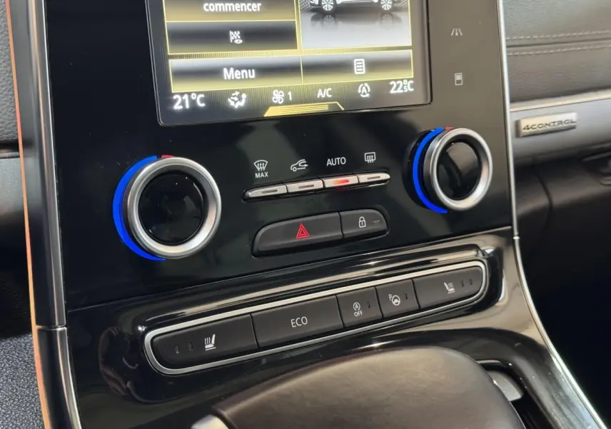 Gros plan sur la console centrale tactile et les commandes de climatisation du Renault Espace gris foncé, version Initiale Paris.