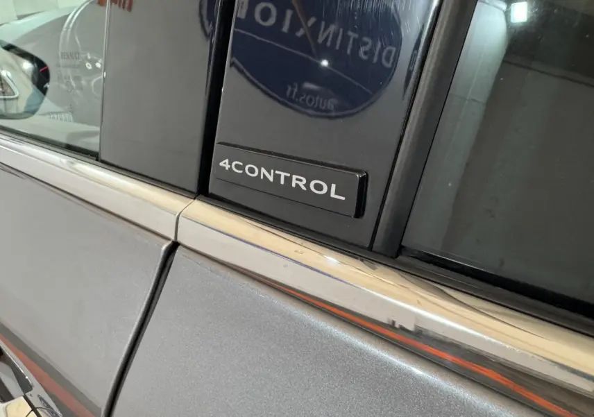 Gros plan sur l’inscription 4CONTROL sur la porte côté gauche d’un Renault Espace gris foncé.