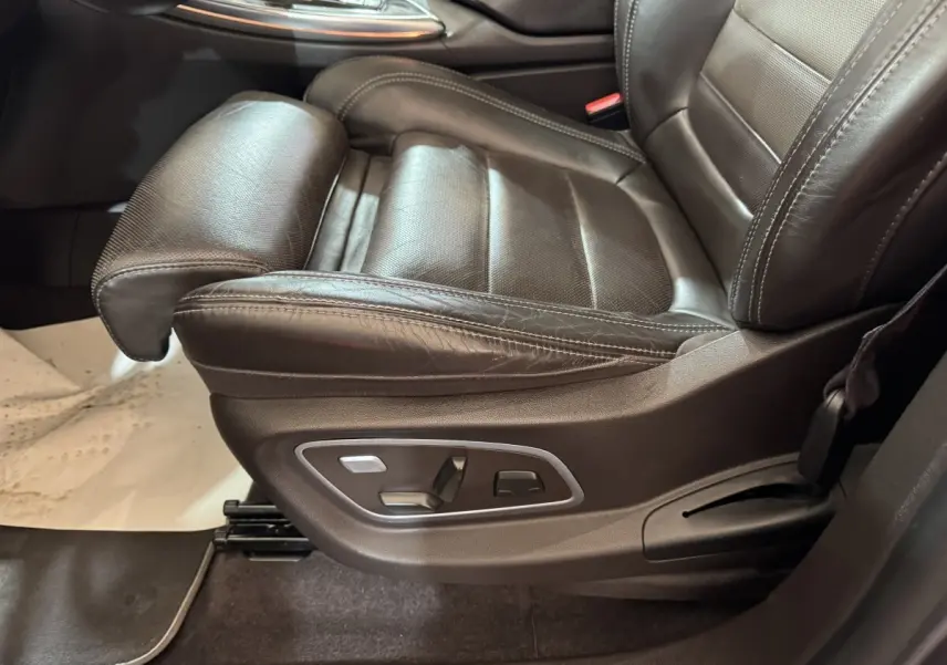 Gros plan sur le siège avant droit en cuir noir avec commandes électriques du Renault Espace Initiale Paris 2015.