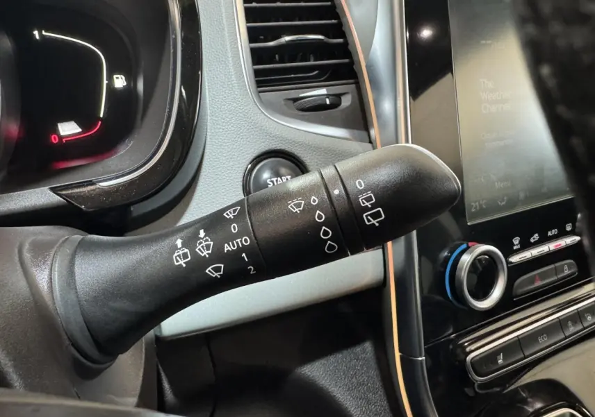 Gros plan sur la commande d’essuie-glace côté gauche du tableau de bord gris foncé du Renault Espace 2015 Initiale Paris.