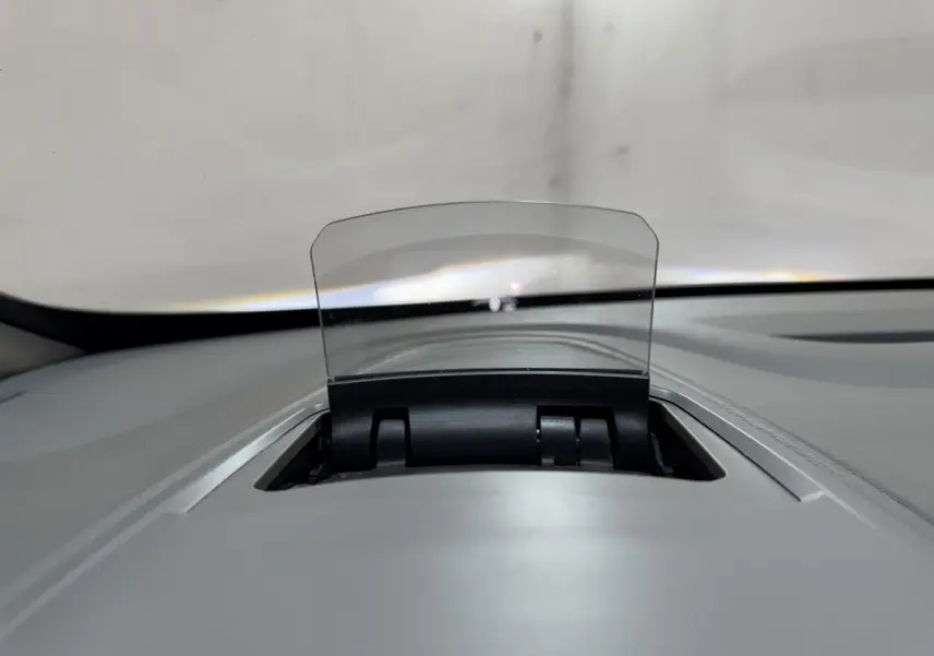 Affichage tête haute relevé sur le tableau de bord gris clair du Renault Espace Initiale Paris 2015.