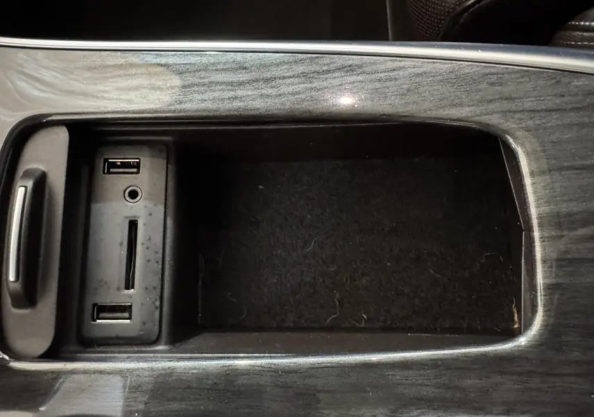 Gros plan sur la console centrale gris foncé du Renault Espace Initiale Paris avec ports USB et prise jack intégrés.