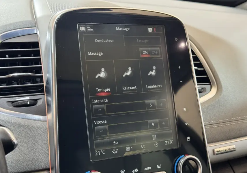 Gros plan sur l'écran tactile central du tableau de bord gris clair du Renault Espace Initiale Paris 2015, affichant les réglages massage.