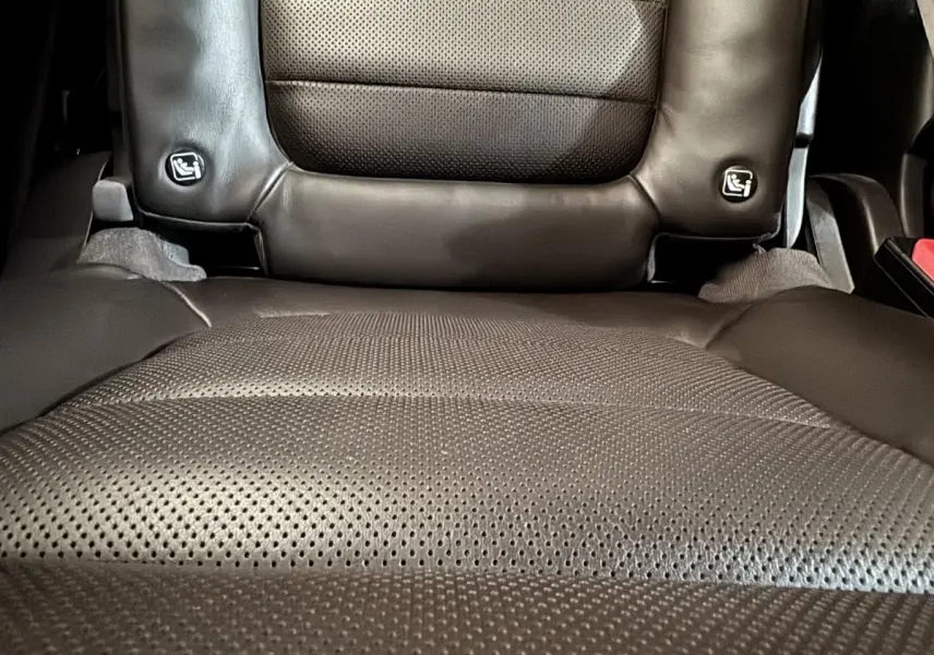 Gros plan sur l’assise en cuir noir perforé d’un siège arrière individuel du Renault Espace Initiale Paris 2015.