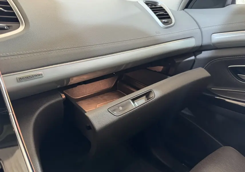 Vue intérieure côté passager du tableau de bord gris avec boîte à gants ouverte et badge 4CONTROL sur Renault Espace 2015.