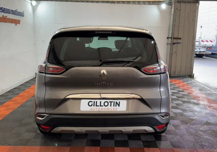 Vue arrière d'un Renault Espace Initiale Paris gris foncé, avec logo et feux LED distinctifs visibles en intérieur.