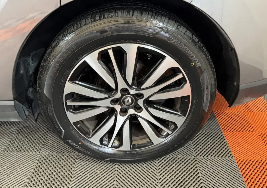 Gros plan sur la roue avant droite avec jante alliage bicolore du Renault Espace gris foncé 2015.