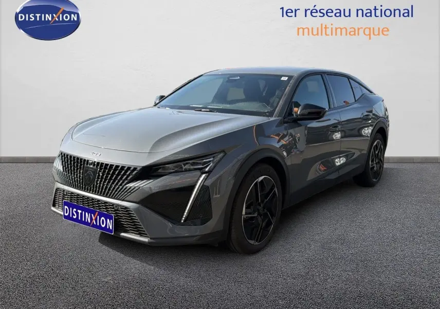 Peugeot 408 gris selenium métal en 3/4 avant droit, avec calandre distinctive et jantes noires stylées.