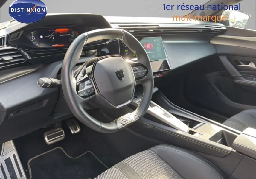 Intérieur noir de la Peugeot 408 1.2 Hybrid 2025, vue du poste de conduite avec volant GT et écran tactile central.
