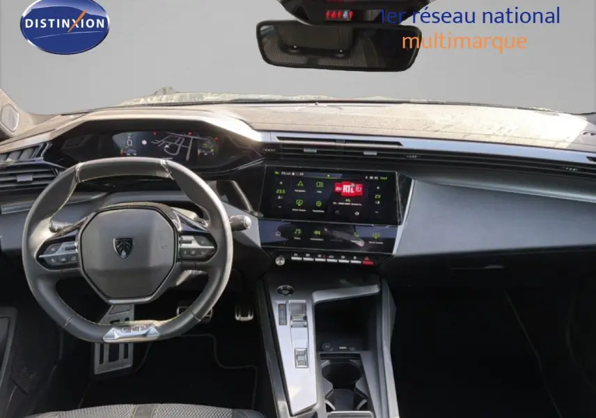 Vue intérieure du tableau de bord et volant de la Peugeot 408 gris selenium, avec écran tactile central et affichage numérique.