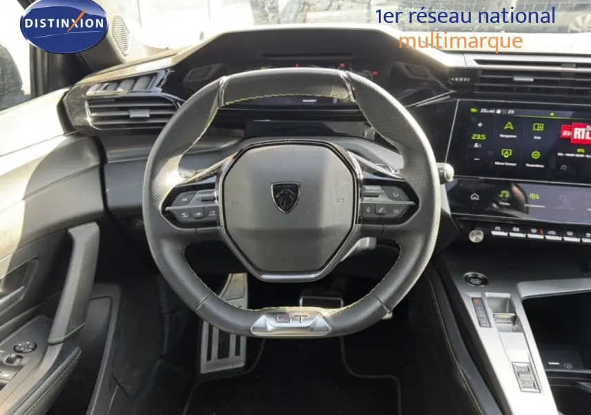 Vue intérieure centrée sur le volant GT en cuir noir et le tableau de bord numérique du Peugeot 408 gris Selenium Metal.