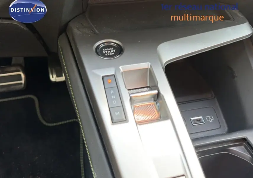 Gros plan sur la console centrale de la Peugeot 408 gris selenium, montrant la commande de boîte auto et le bouton start/stop.