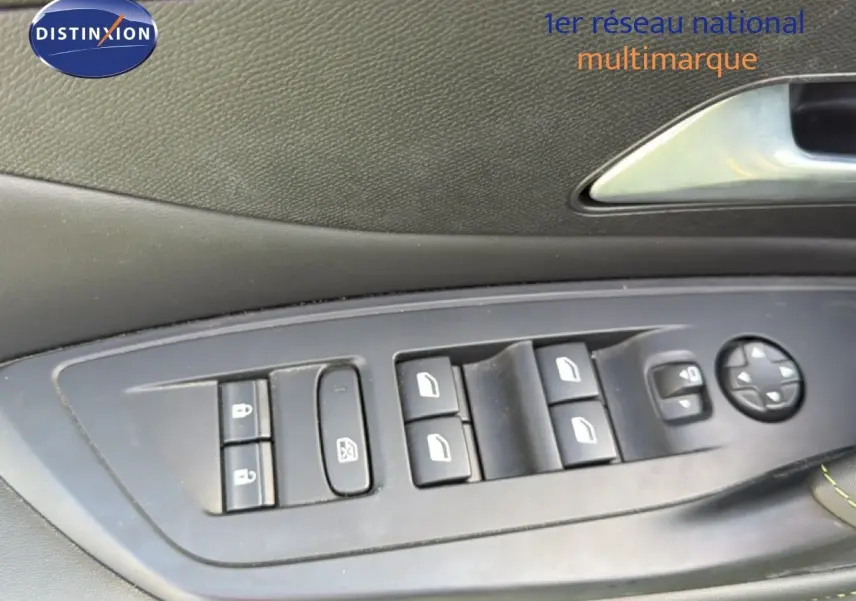 Gros plan sur les commandes de lève-vitres et rétroviseurs côté conducteur de la Peugeot 408 gris Selenium 2025.