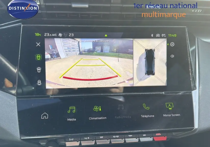 Écran tactile intérieur montrant la caméra de recul et vue 360° du Peugeot 408 gris Selenium Metal, tableau de bord moderne.