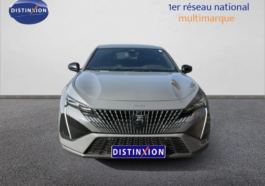 Vue avant du Peugeot 408 gris selenium metal 2025 avec calandre large et phares LED distinctifs.