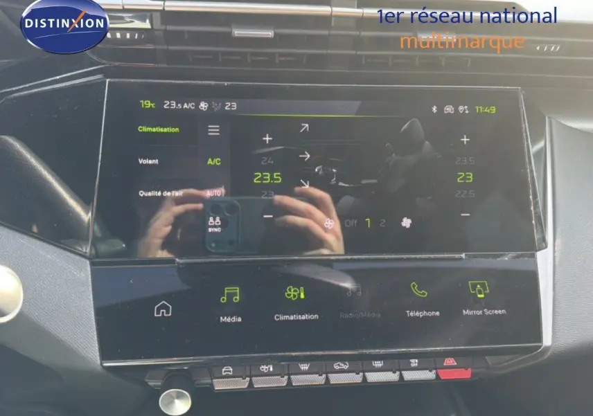 Écran tactile central de la Peugeot 408 gris Selenium, affichant les réglages de climatisation et multimédia.