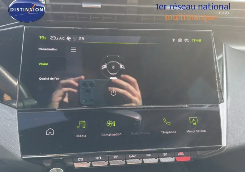 Écran tactile central de la Peugeot 408 gris selenium, affichant les réglages de climatisation et multimédia.