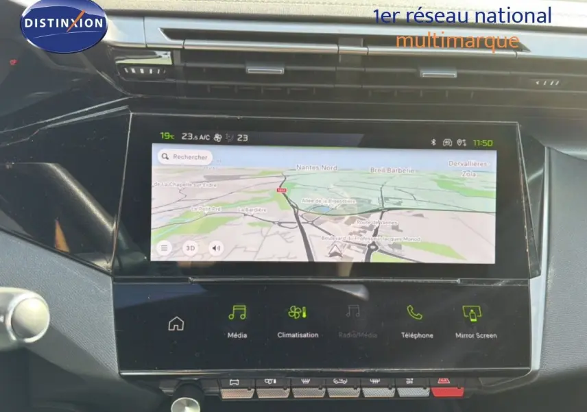 Vue rapprochée de l’écran tactile central du Peugeot 408 gris Selenium, affichant la navigation GPS et les commandes multimédia.