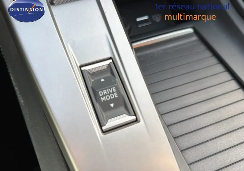 Gros plan sur le bouton Drive Mode dans la console centrale d’une Peugeot 408 gris selenium metal.
