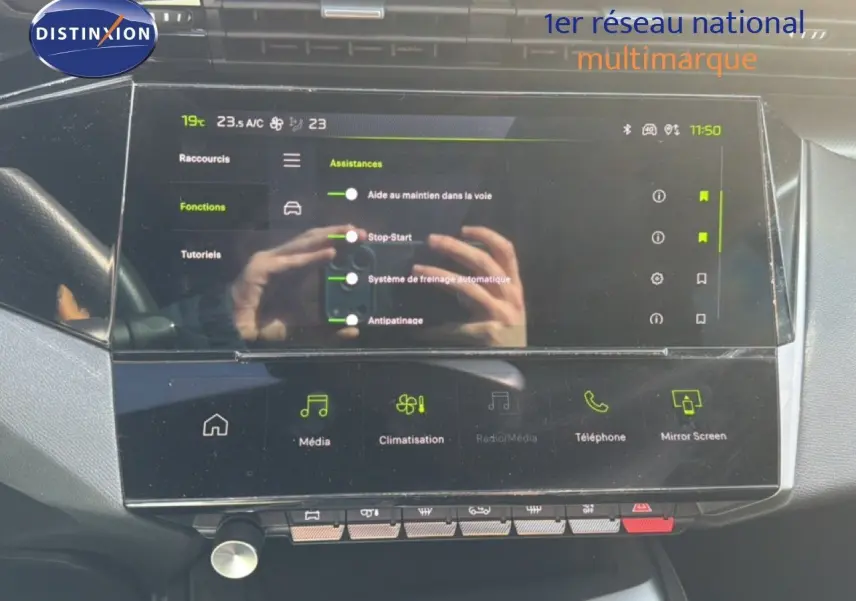 Écran tactile central de la Peugeot 408 gris Selenium, affichant les options d'assistance à la conduite.