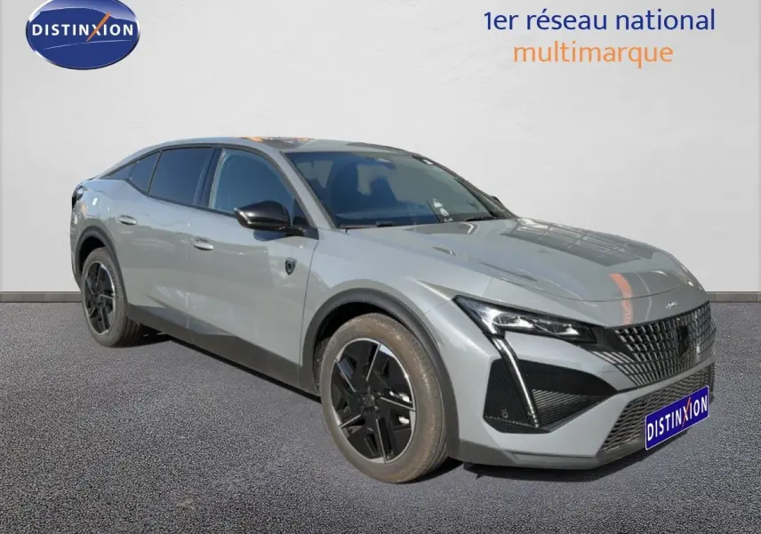 Peugeot 408 gris selenium métal en 3/4 avant droit, avec calandre distinctive et jantes noires.