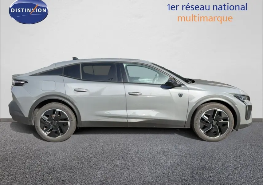 Profil droit d'une Peugeot 408 gris selenium metal 2025, avec jantes noires et lignes modernes distinctives.