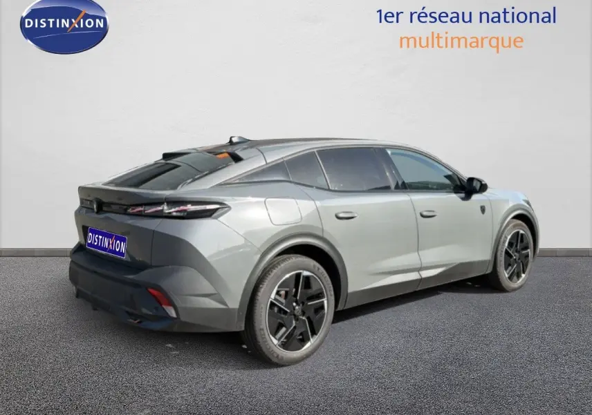 Vue 3/4 arrière droite d'une Peugeot 408 gris selenium métal avec jantes noires et toit panoramique.