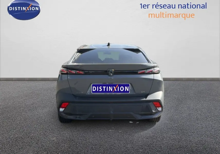 Vue arrière d'une Peugeot 408 gris selenium metal 2025, mettant en valeur ses feux arrière fins et son design moderne.