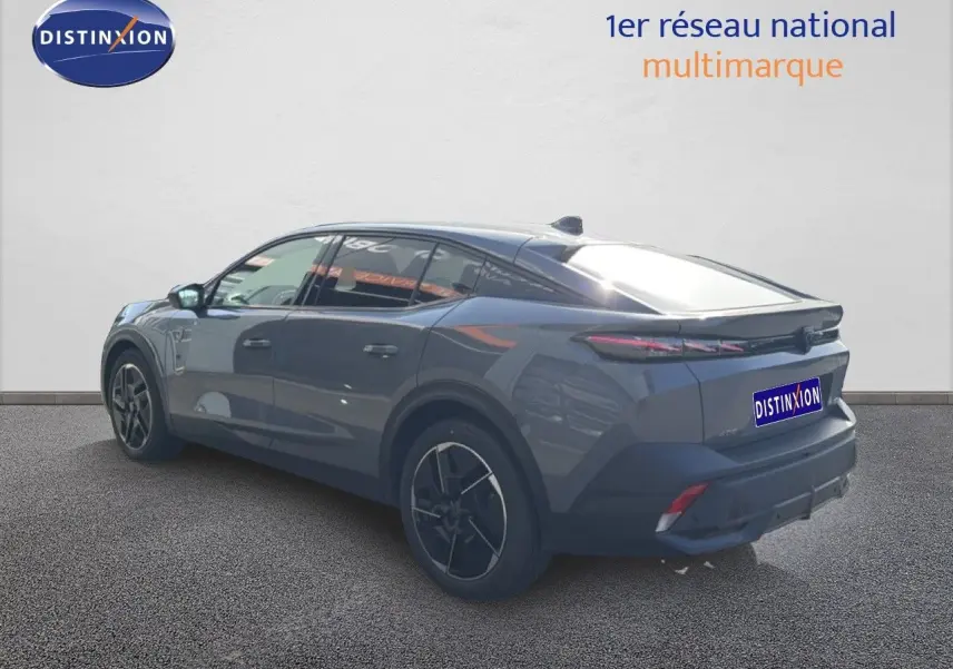 Peugeot 408 gris selenium métal vue 3/4 arrière droit, soulignant ses lignes fluides et ses jantes noires distinctives.