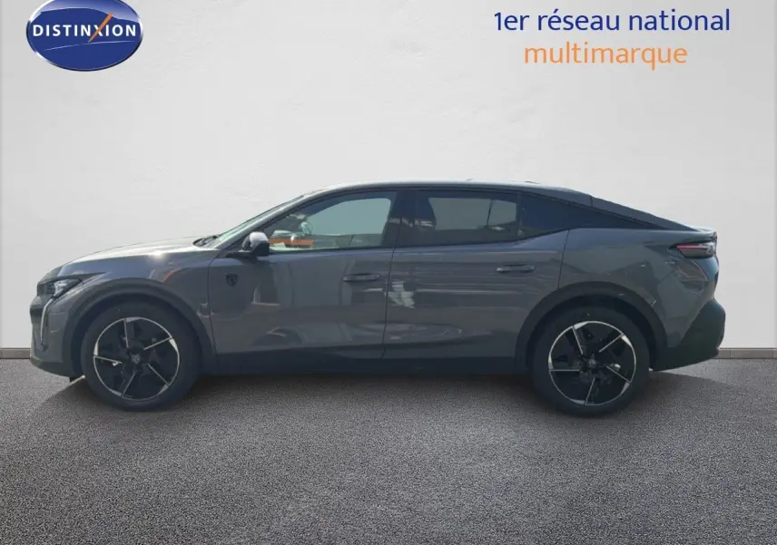 Profil droit d'une Peugeot 408 1.2 Hybrid gris selenium métal avec jantes noires et toit foncé, sur fond neutre.