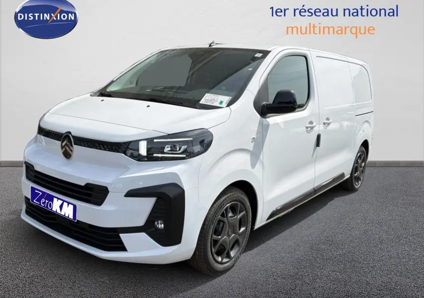 Vue 3/4 avant droite du Citroën Jumpy blanc Kaolin avec calandre noire et jantes foncées distinctives.