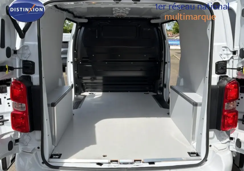 Vue arrière ouverte du Citroën Jumpy blanc Kaolin, montrant l'espace de chargement vide et aménagé du fourgon.
