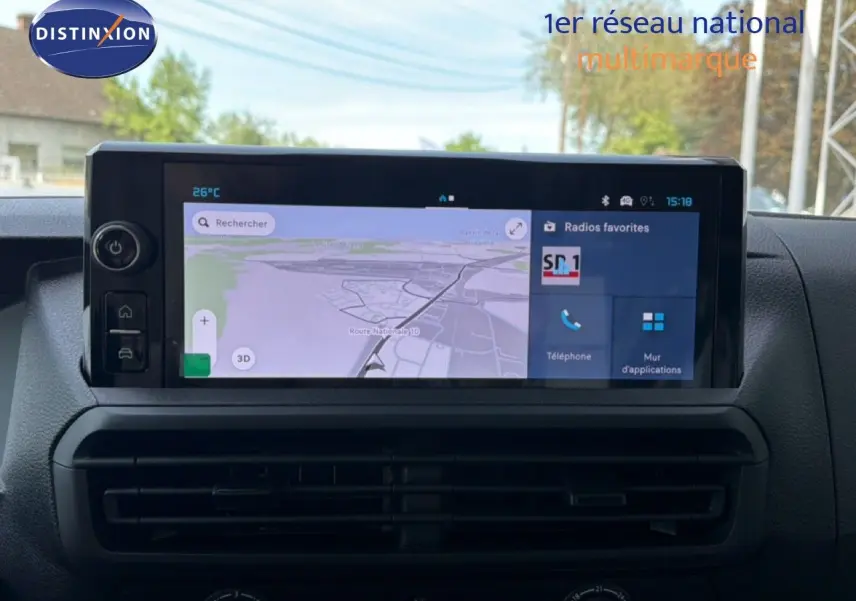 Écran tactile central du tableau de bord du Citroën Jumpy blanc, affichant la navigation GPS et les options multimédia.