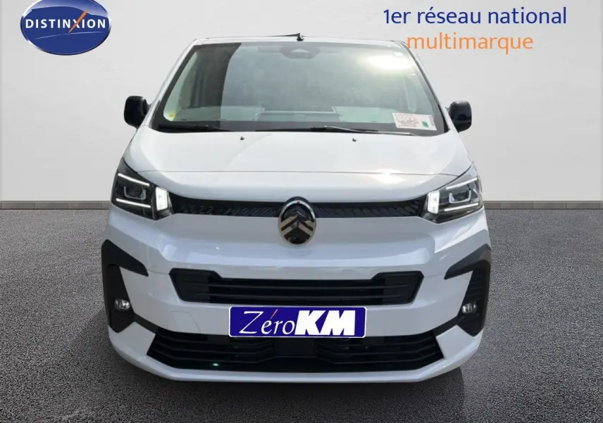 Vue frontale d'un Citroën Jumpy blanc Kaolin avec calandre noire et phares LED modernes.