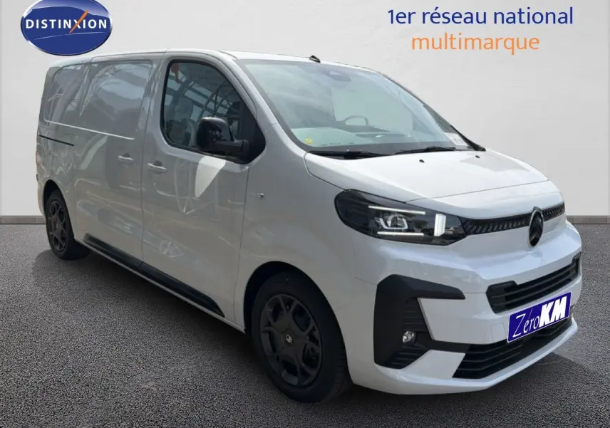 Vue 3/4 avant droit du Citroën Jumpy blanc Kaolin avec jantes noires et calandre noire distinctive.