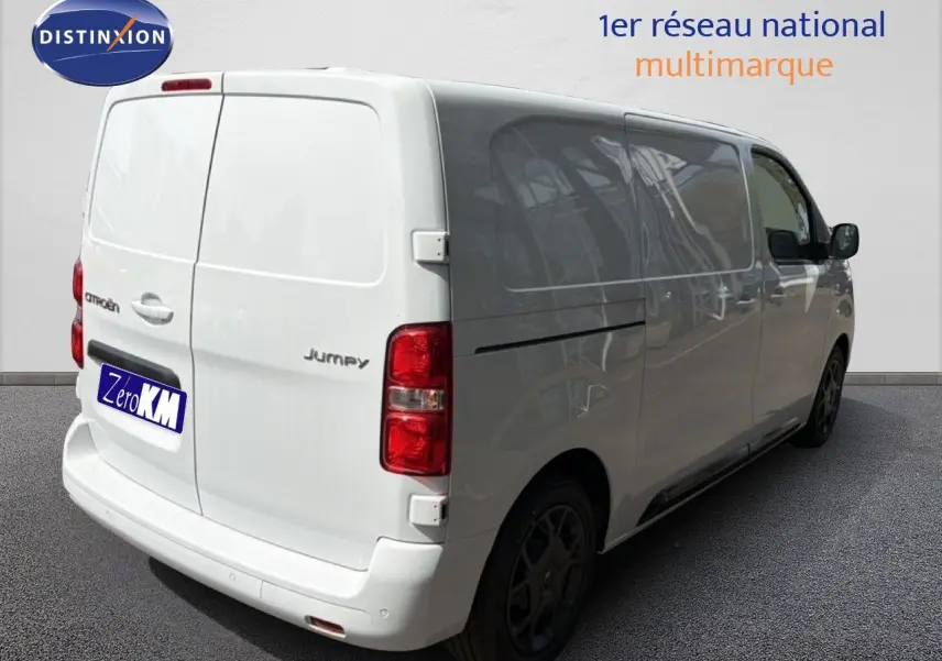 Vue 3/4 arrière droite d’un Citroën Jumpy blanc Kaolin, fourgon utilitaire avec vitres latérales teintées et jantes noires.