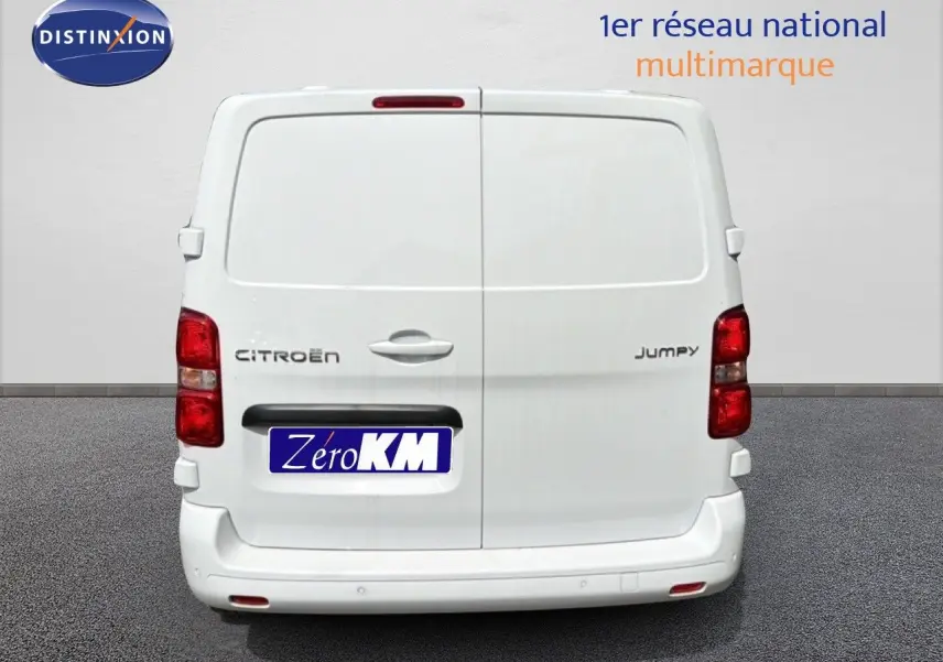 Vue arrière d’un Citroën Jumpy blanc Kaolin avec portes battantes fermées et feux rouges visibles.