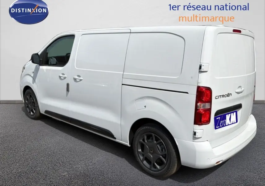 Vue 3/4 arrière droite d’un Citroën Jumpy blanc Kaolin avec jantes noires et hayon arrière fermé.