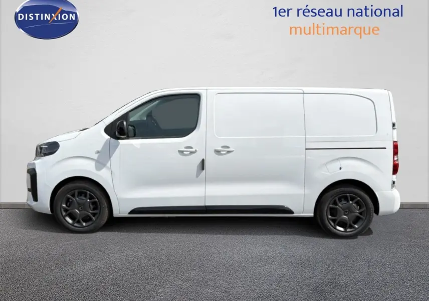 Vue latérale droite d'un Citroën Jumpy blanc Kaolin, fourgon utilitaire avec jantes noires et lignes épurées.