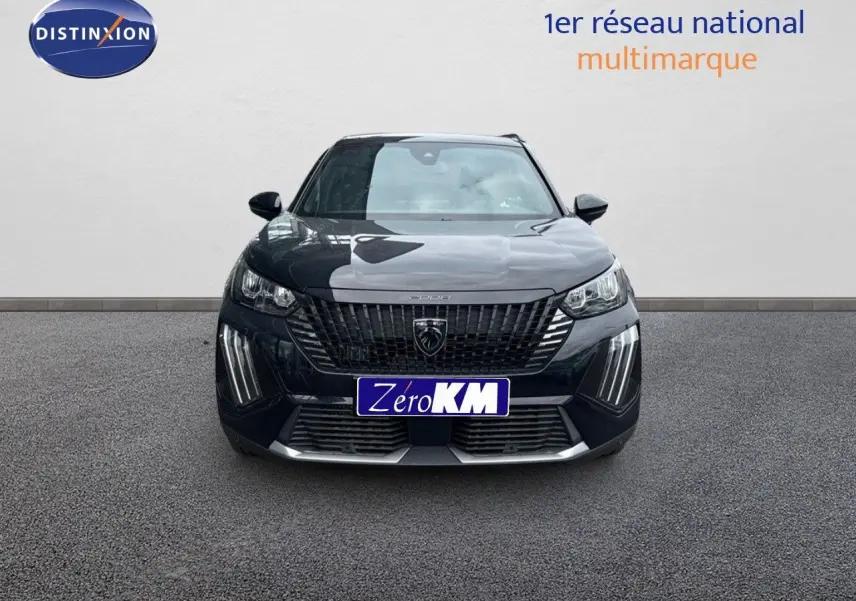 Vue frontale d'un Peugeot 2008 HYBRID 136CH Allure noir métal avec feux LED et calandre imposante.