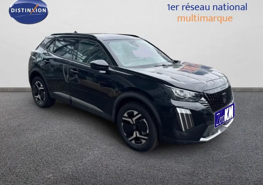 Peugeot 2008 Hybrid noir métal en 3/4 avant droit, avec jantes noires et détails LED distinctifs.