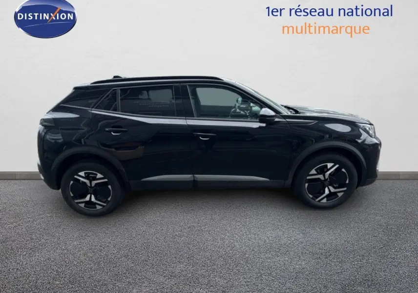 Peugeot 2008 Hybrid 136ch Allure noir métal vue de profil côté gauche sur fond neutre avec jantes bicolores.
