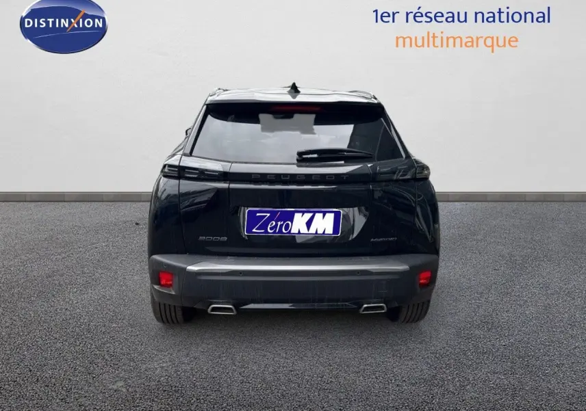 Vue arrière d'un Peugeot 2008 noir métal 2025 avec double sortie d'échappement et logo Zero KM visible.