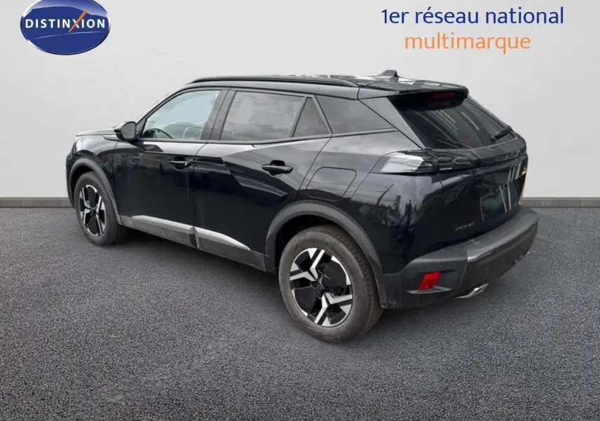 Peugeot 2008 noir métal en 3/4 arrière droit, mettant en valeur ses jantes bi-ton et son design compact.