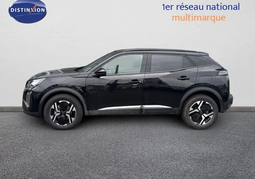 Profil côté gauche du Peugeot 2008 Hybrid 136ch Allure noir métal 2025 avec jantes noires et détails chromés.