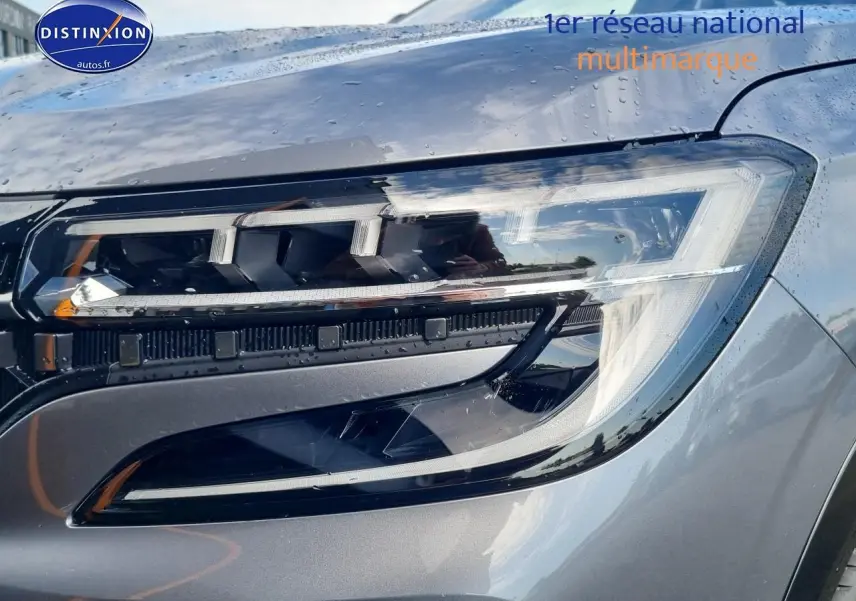 Gros plan sur le phare avant droit du Renault Espace VI gris schiste, soulignant son design LED moderne.