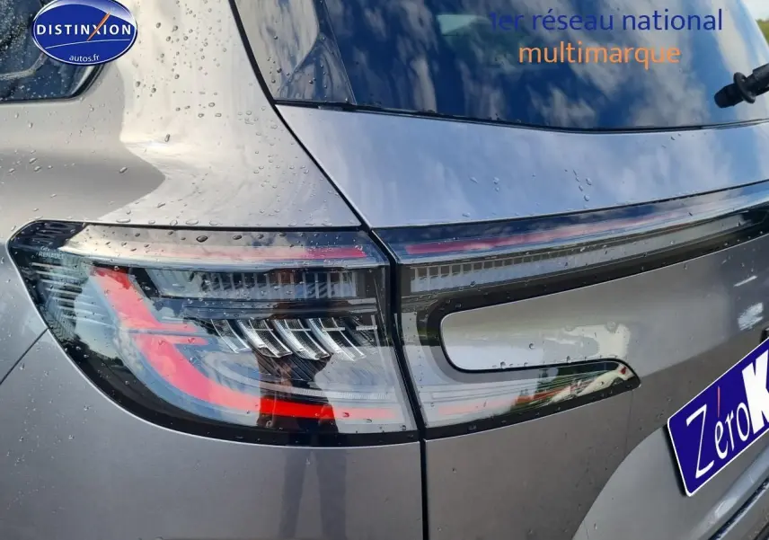 Gros plan sur le feu arrière droit du Renault Espace VI gris schiste avec signature lumineuse LED distinctive.