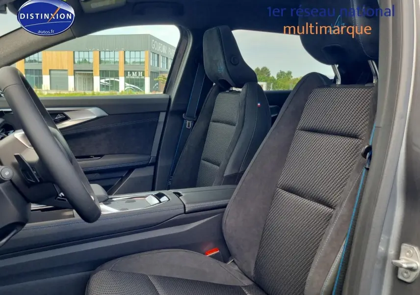 Vue intérieure côté conducteur du Renault Espace VI gris schiste, sièges en tissu carbone et alcantara avec surpiqûres bleues esprit Alpine.